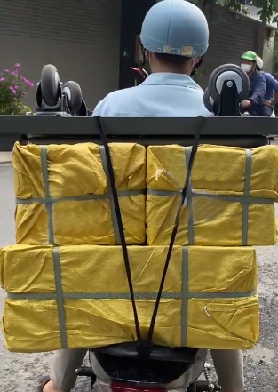 Giao hàng tiện – Buộc xe máy